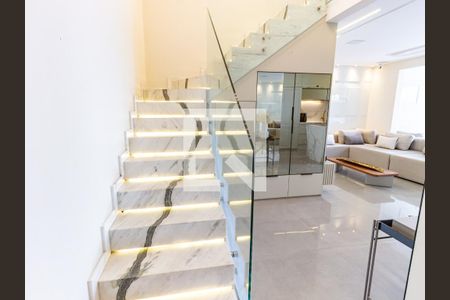 Apartamento à venda com 230m², 4 quartos e 3 vagas Apartamento à venda com 230m², 4 quartos e 3 vagasEscada e Hall