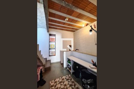 Casa à venda com 160m², 2 quartos e sem vaga Casa à venda com 160m², 2 quartos e sem vagaEscada