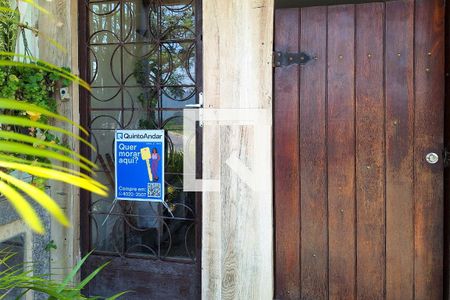 Casa à venda com 160m², 2 quartos e sem vaga Casa à venda com 160m², 2 quartos e sem vagaFachada