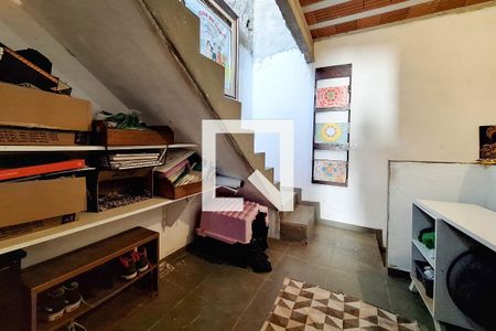 Casa à venda com 160m², 2 quartos e sem vaga Casa à venda com 160m², 2 quartos e sem vagaEscada