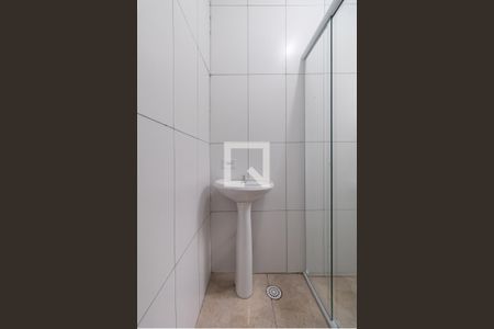 Banheiro de casa para alugar com 1 quarto, 36m² em Vila Dalila, São Paulo