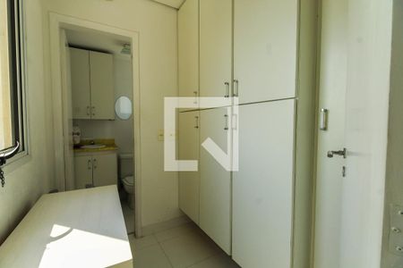 Apartamento à venda com 234m², 3 quartos e 4 vagas Apartamento à venda com 234m², 3 quartos e 4 vagasQuarto de Serviço