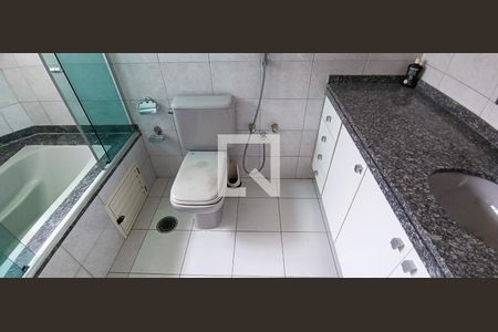 Apartamento à venda com 197m², 4 quartos e 3 vagas Apartamento à venda com 197m², 4 quartos e 3 vagasBanheiro da Suíte 1