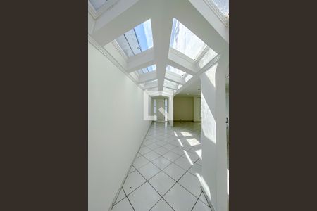 Sala de casa à venda com 5 quartos, 400m² em Vila Bertioga, São Paulo