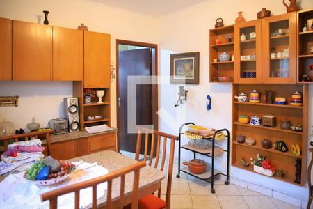 Casa à venda com 350m², 4 quartos e 2 vagas Casa à venda com 350m², 4 quartos e 2 vagasCozinha