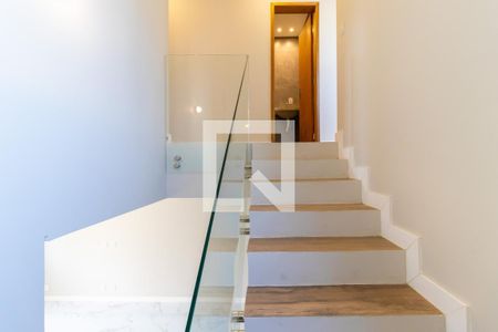 Casa para alugar com 158m², 3 quartos e 2 vagas Casa para alugar com 158m², 3 quartos e 2 vagasEscada