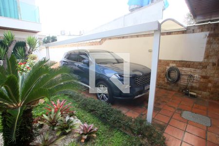 Casa à venda com 280m², 4 quartos e 5 vagas Casa à venda com 280m², 4 quartos e 5 vagasGaragem