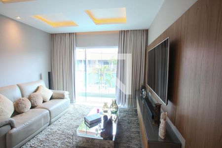 Casa à venda com 280m², 4 quartos e 5 vagas Casa à venda com 280m², 4 quartos e 5 vagasSala de TV