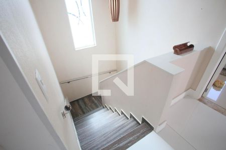 Casa à venda com 280m², 4 quartos e 5 vagas Casa à venda com 280m², 4 quartos e 5 vagasEscada