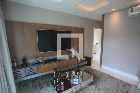 Casa à venda com 280m², 4 quartos e 5 vagas Casa à venda com 280m², 4 quartos e 5 vagasSala de TV