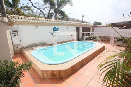 Casa à venda com 280m², 4 quartos e 5 vagas Casa à venda com 280m², 4 quartos e 5 vagasPiscina