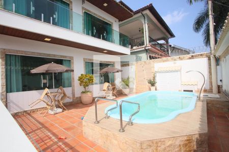 Casa à venda com 280m², 4 quartos e 5 vagas Casa à venda com 280m², 4 quartos e 5 vagasPiscina