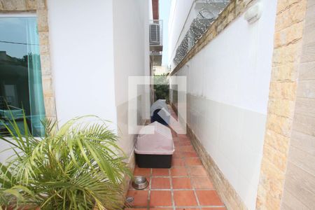 Casa à venda com 280m², 4 quartos e 5 vagas Casa à venda com 280m², 4 quartos e 5 vagasCorredor lateral