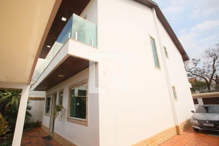 Casa à venda com 280m², 4 quartos e 5 vagas Casa à venda com 280m², 4 quartos e 5 vagasVista dos fundos da Casa