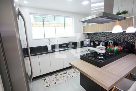 Casa à venda com 280m², 4 quartos e 5 vagas Casa à venda com 280m², 4 quartos e 5 vagasCozinha