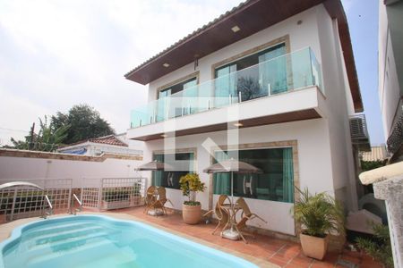 Casa à venda com 280m², 4 quartos e 5 vagas Casa à venda com 280m², 4 quartos e 5 vagasPiscina
