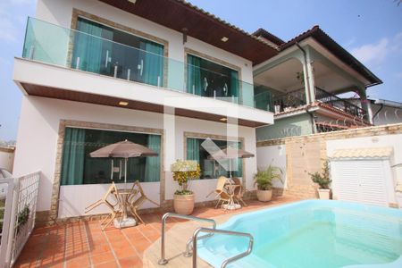 Casa à venda com 280m², 4 quartos e 5 vagas Casa à venda com 280m², 4 quartos e 5 vagasPiscina
