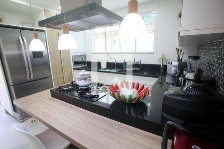 Casa à venda com 280m², 4 quartos e 5 vagas Casa à venda com 280m², 4 quartos e 5 vagasCozinha