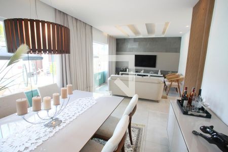 Casa à venda com 280m², 4 quartos e 5 vagas Casa à venda com 280m², 4 quartos e 5 vagasSala de Jantar