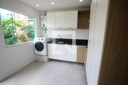 Casa à venda com 280m², 4 quartos e 5 vagas Casa à venda com 280m², 4 quartos e 5 vagasÁrea de Serviço