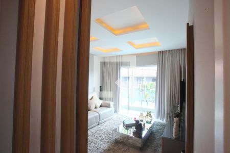 Casa à venda com 280m², 4 quartos e 5 vagas Casa à venda com 280m², 4 quartos e 5 vagasSala de TV