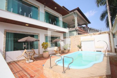 Casa à venda com 280m², 4 quartos e 5 vagas Casa à venda com 280m², 4 quartos e 5 vagasPiscina
