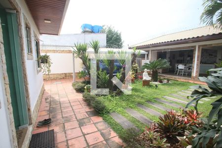 Casa à venda com 280m², 4 quartos e 5 vagas Casa à venda com 280m², 4 quartos e 5 vagasJardim