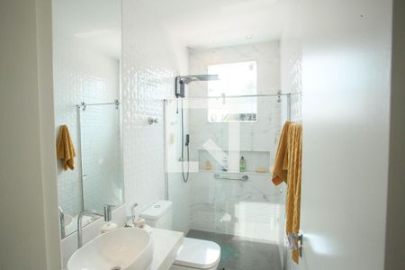 Casa à venda com 280m², 4 quartos e 5 vagas Casa à venda com 280m², 4 quartos e 5 vagasBanheiro Social