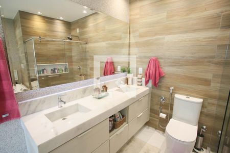 Casa à venda com 280m², 4 quartos e 5 vagas Casa à venda com 280m², 4 quartos e 5 vagasBanheiro da Suíte 1