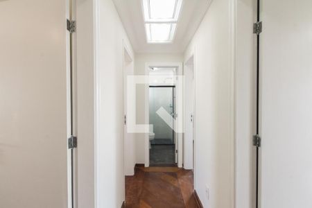 Apartamento à venda com 117m², 4 quartos e 4 vagasCorredor de Acesso aos Quartos 