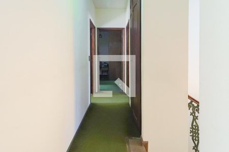 Casa à venda com 290m², 4 quartos e 3 vagas Casa à venda com 290m², 4 quartos e 3 vagasCorredor Quartos