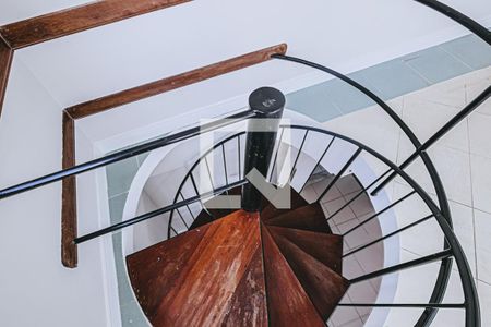 Apartamento para alugar com 160m², 3 quartos e 2 vagas Apartamento para alugar com 160m², 3 quartos e 2 vagasEscada da Cobertura