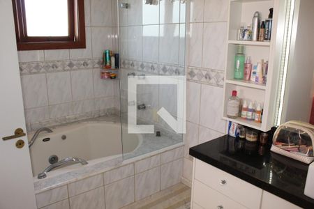 Casa de condomínio para alugar com 630m², 4 quartos e 5 vagasBanheiro da Suíte 1