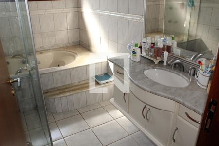 Casa de condomínio para alugar com 630m², 4 quartos e 5 vagasBanheiro da Suíte 2