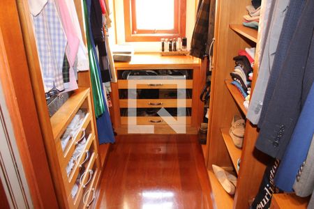 Casa de condomínio para alugar com 630m², 4 quartos e 5 vagasCloset da suíte 2