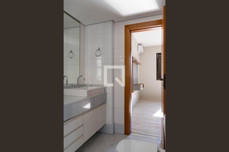 Apartamento para alugar com 179m², 4 quartos e 2 vagas Apartamento para alugar com 179m², 4 quartos e 2 vagasBanheiro da Suíte 1