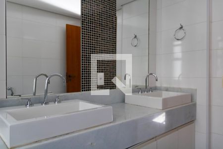 Apartamento para alugar com 179m², 4 quartos e 2 vagas Apartamento para alugar com 179m², 4 quartos e 2 vagasBanheiro da Suíte 1