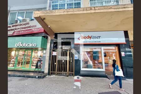 Apartamento à venda com 105m², 3 quartos e 1 vaga Apartamento à venda com 105m², 3 quartos e 1 vagaFachada com cartaz QA