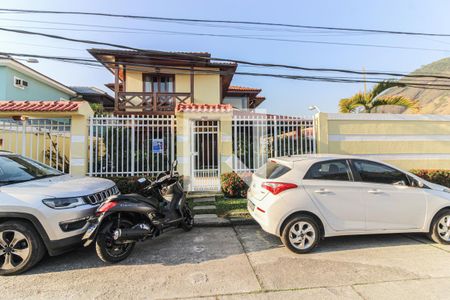 Casa de condomínio à venda com 320m², 4 quartos e 4 vagasFachada