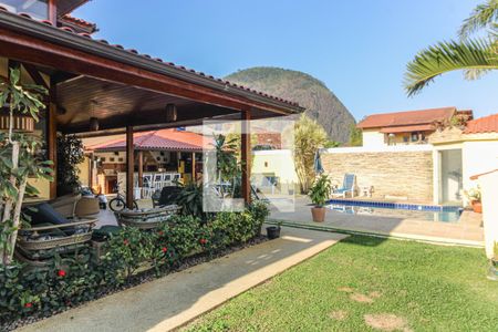 Casa de condomínio à venda com 320m², 4 quartos e 4 vagasÁrea externa