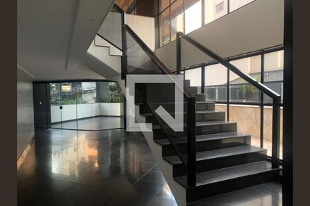 Apartamento à venda com 253m², 4 quartos e 4 vagasEscada do Hall Social para o Salão de festas