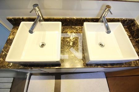 Casa à venda com 131m², 2 quartos e 2 vagasQuarto 1 - Suíte Banheiro