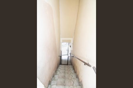 Casa à venda com 200m², 2 quartos e 2 vagasEscada acesso casa 1