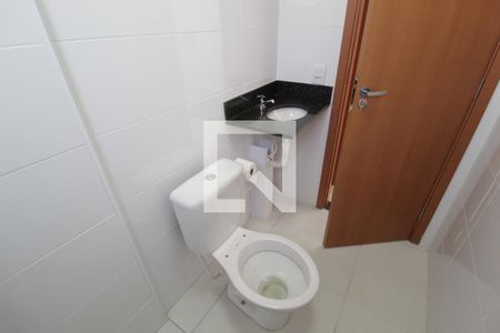 Banheiro do Quarto 2 de apartamento para alugar com 2 quartos, 56m² em Novo Mundo, Uberlândia