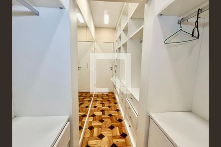 Apartamento à venda com 119m², 3 quartos e 1 vaga Apartamento à venda com 119m², 3 quartos e 1 vagaSuíte closet