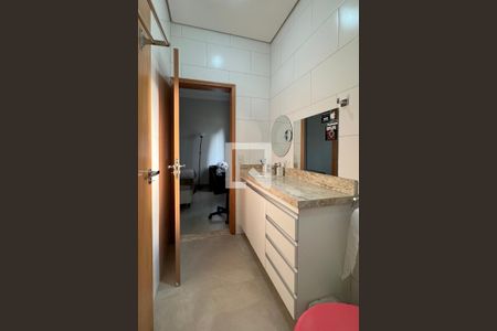 Casa de condomínio à venda com 244m², 4 quartos e 4 vagasBanheiro 3