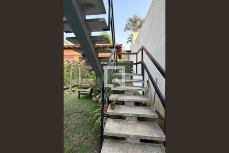 Casa de condomínio à venda com 244m², 4 quartos e 4 vagasEscada