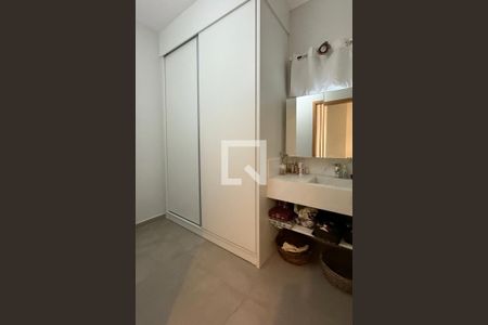 Casa de condomínio à venda com 244m², 4 quartos e 4 vagasBanheiro da Suíte 1