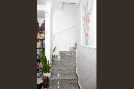 Casa de condomínio à venda com 90m², 2 quartos e 2 vagasEscada para os Quartos