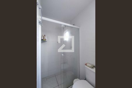 Banheiro de kitnet/studio para alugar com 1 quarto, 28m² em Boa Vista, Curitiba